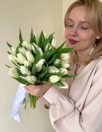 25 белых тюльпанов в ленту №2052