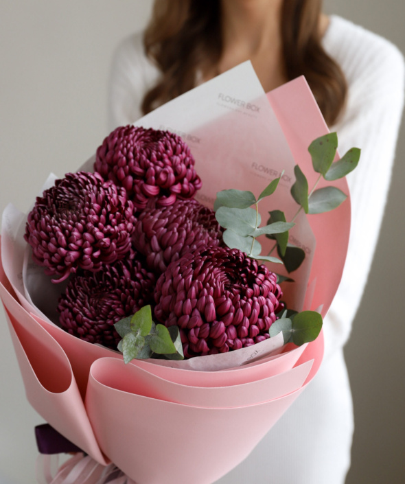 Букет бордовых хризантем в нежном оформлении №1980