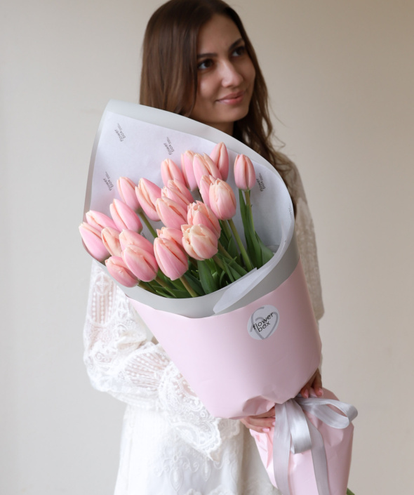 Букет из 25 лососевых тюльпанов в нежном оформлении №2139
