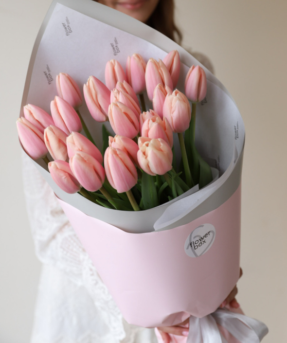 Букет из 25 лососевых тюльпанов в нежном оформлении №2139