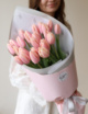 Букет из 25 лососевых тюльпанов в нежном оформлении №2139