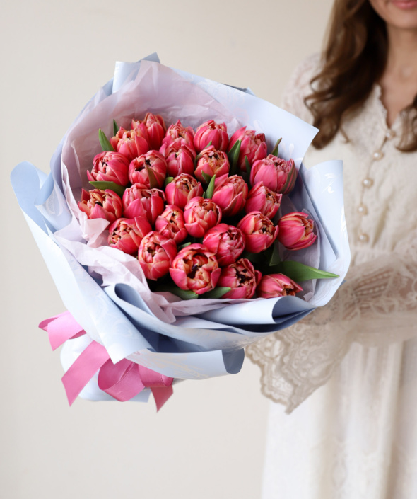 Букет из 25 махровых тюльпанов Колумбус в оформлении №2144