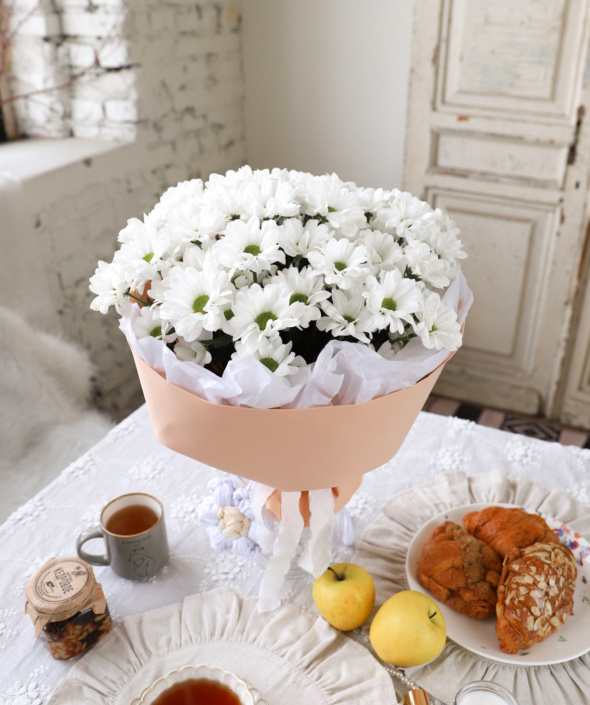 Букет кустовых хризантем с декоративным цветком из пряжи №2124