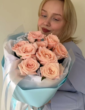 Букет роз в небесно-голубом оформлении №2051