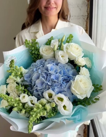 Букет с голубой гортензией в нежном оформлении №1639