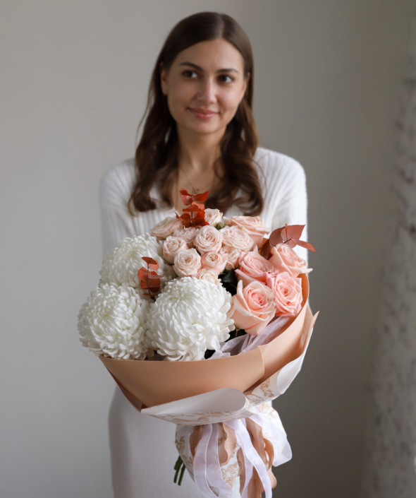 Букет в нежной гамме с белыми хризантемами №2119