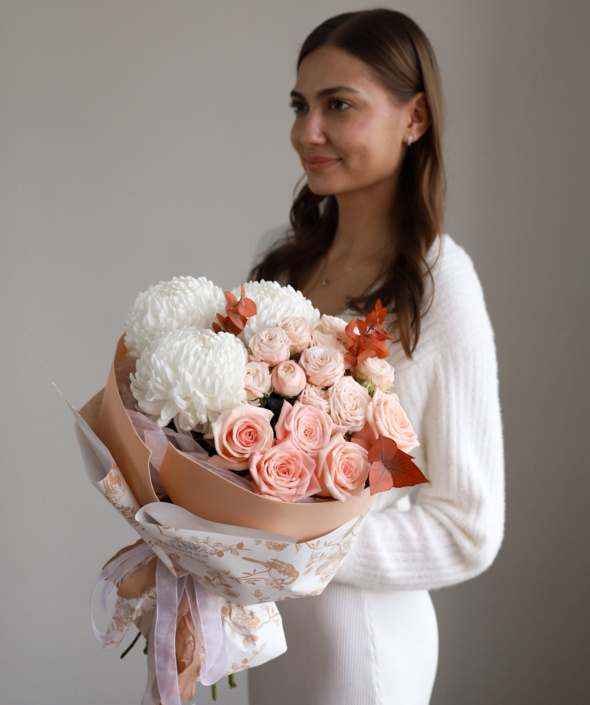 Букет в нежной гамме с белыми хризантемами №2119