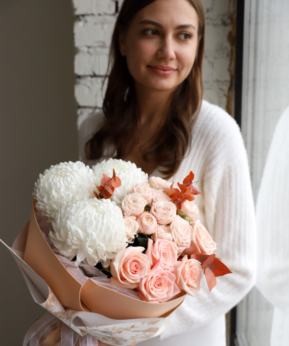 Букет в нежной гамме с белыми хризантемами №2119