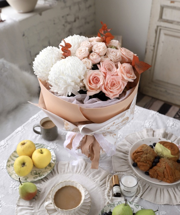 Букет в нежной гамме с белыми хризантемами №2119