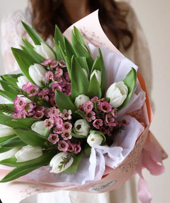 Дуобукет из гладких тюльпанов и хамелациума №2145