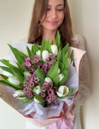 Дуобукет из гладких тюльпанов и хамелациума №2145