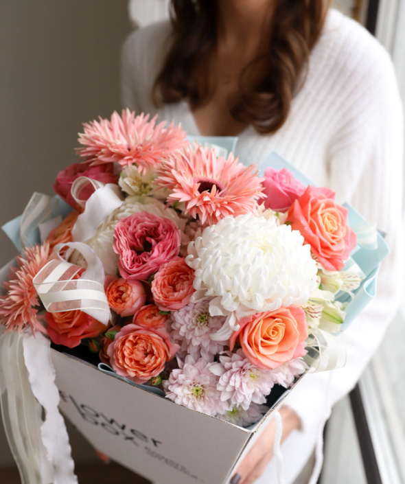 Эффектный букет в коробке-переноске №2118