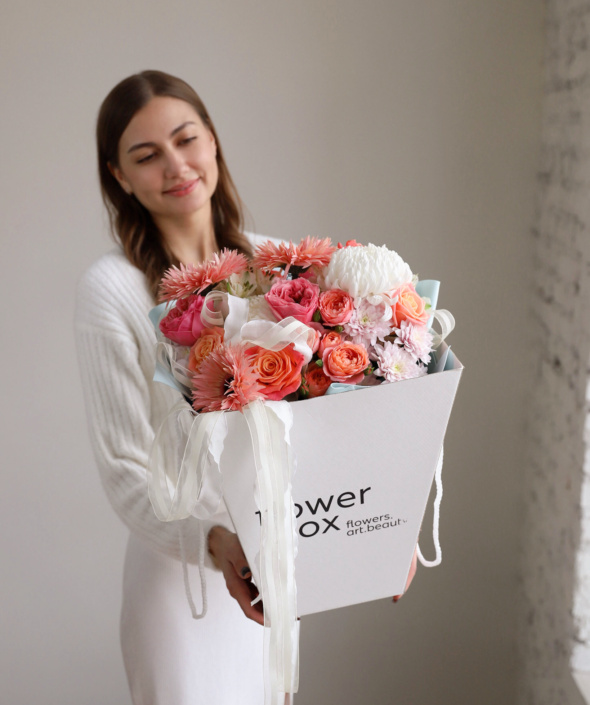 Эффектный букет в коробке-переноске №2118