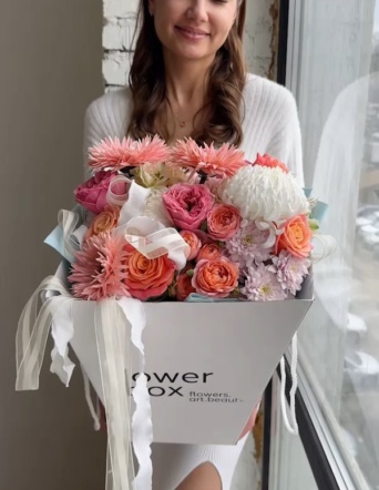 Эффектный букет в коробке-переноске №2118