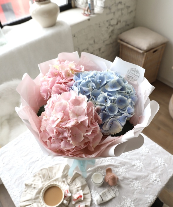 Гортензии в белом оформлении (3 шт) №1763