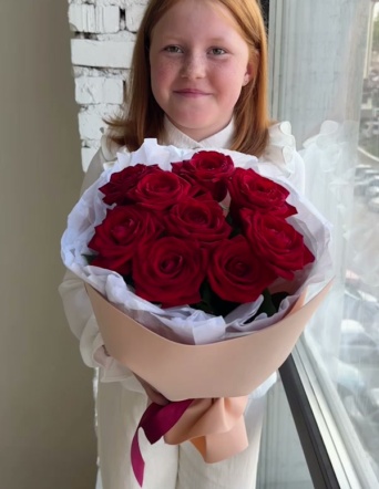 Красные розы в бежевом оформлении №2114