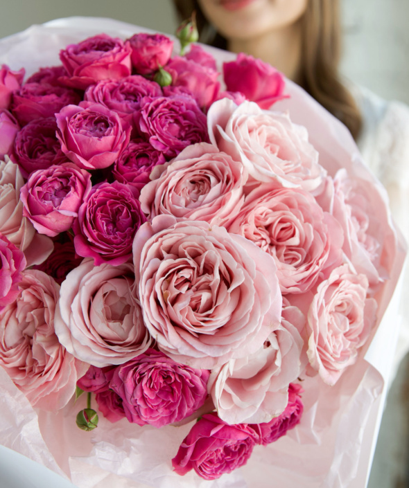 Микс роз в белом оформлении №1676