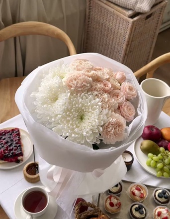 Сборный букет с белыми хризантемами №2017