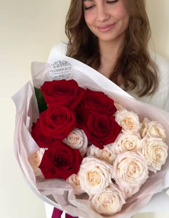 Стильный букет роз с мишкой №2045