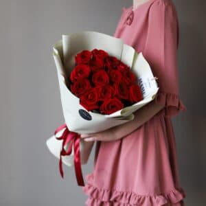 Красные розы в фисташковом оформлении (Россия, 15 шт) №904 - Фото 16