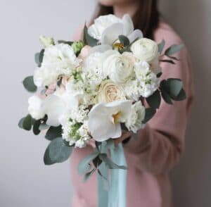 Пышный букет невесты с орхидеей и кустовыми пионовидными розами №1127 - Фото 3
