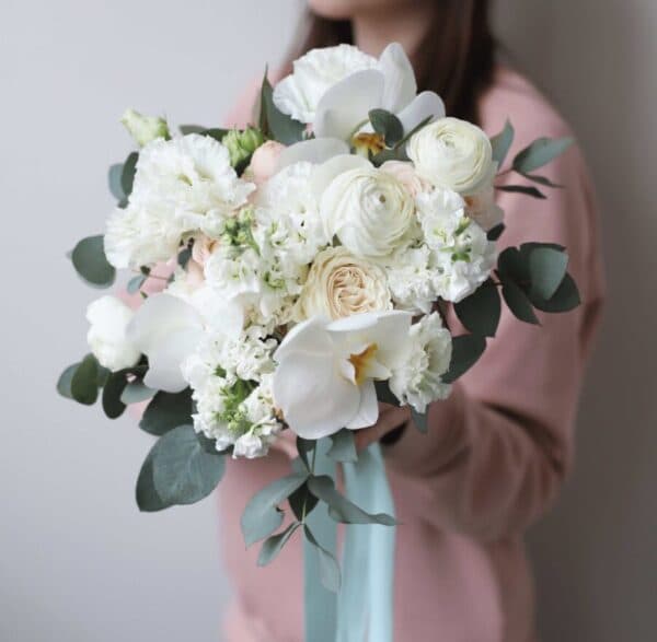 Пышный букет невесты с орхидеей и кустовыми пионовидными розами №1127 - Фото 1