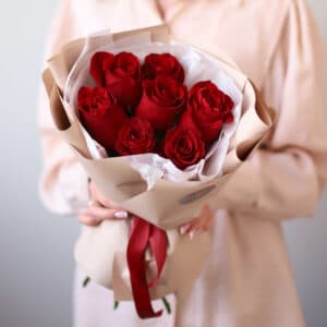 Красные розы в бежевом оформлении (7 шт) №1427 - Фото 23
