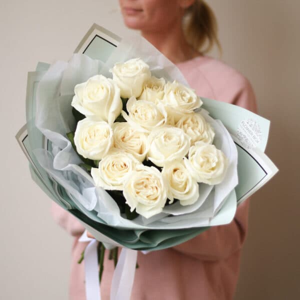 13 роз белого оттенка в нежном оформлении №1497 - Фото 1