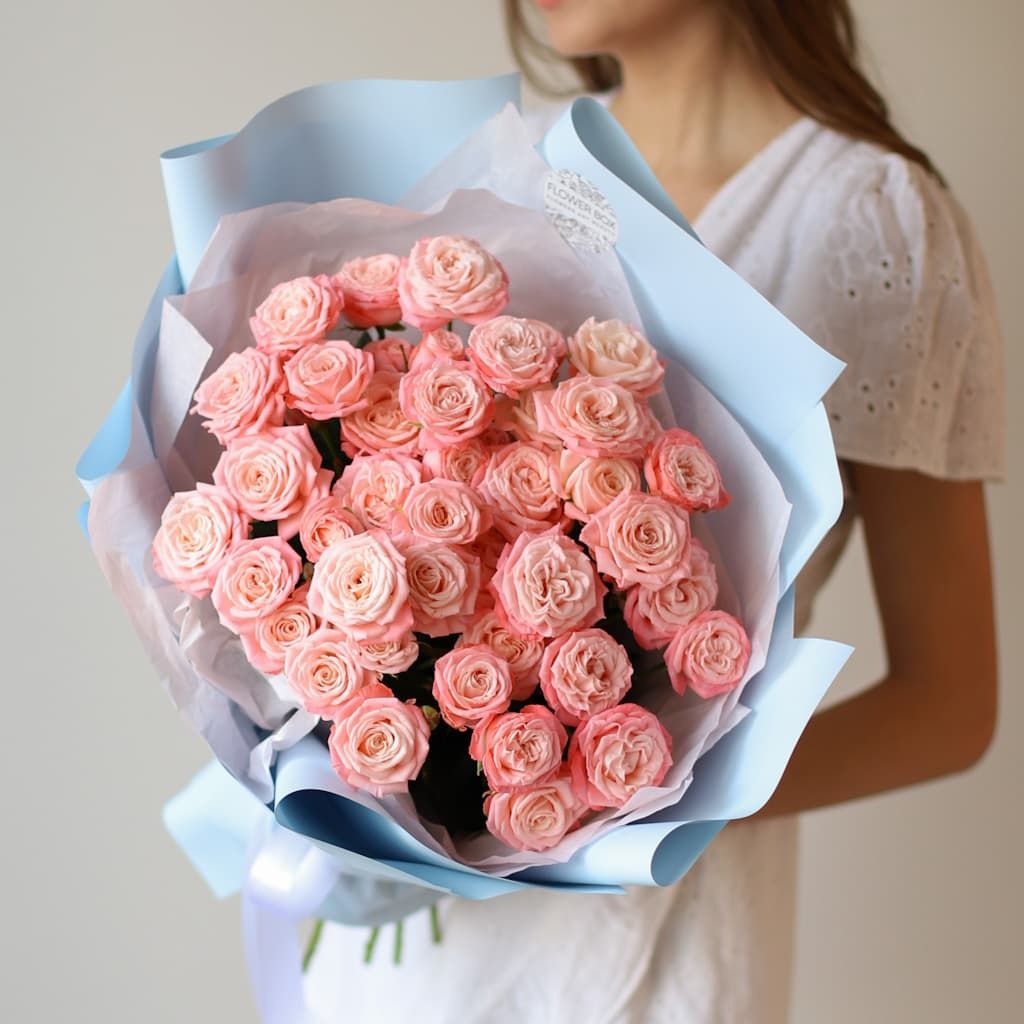 Кустовые пионовидные розы розового оттенка в голубом оформлении №1493 - Фото 26