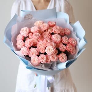 Кустовые пионовидные розы розового оттенка в голубом оформлении №1493 - Фото 19