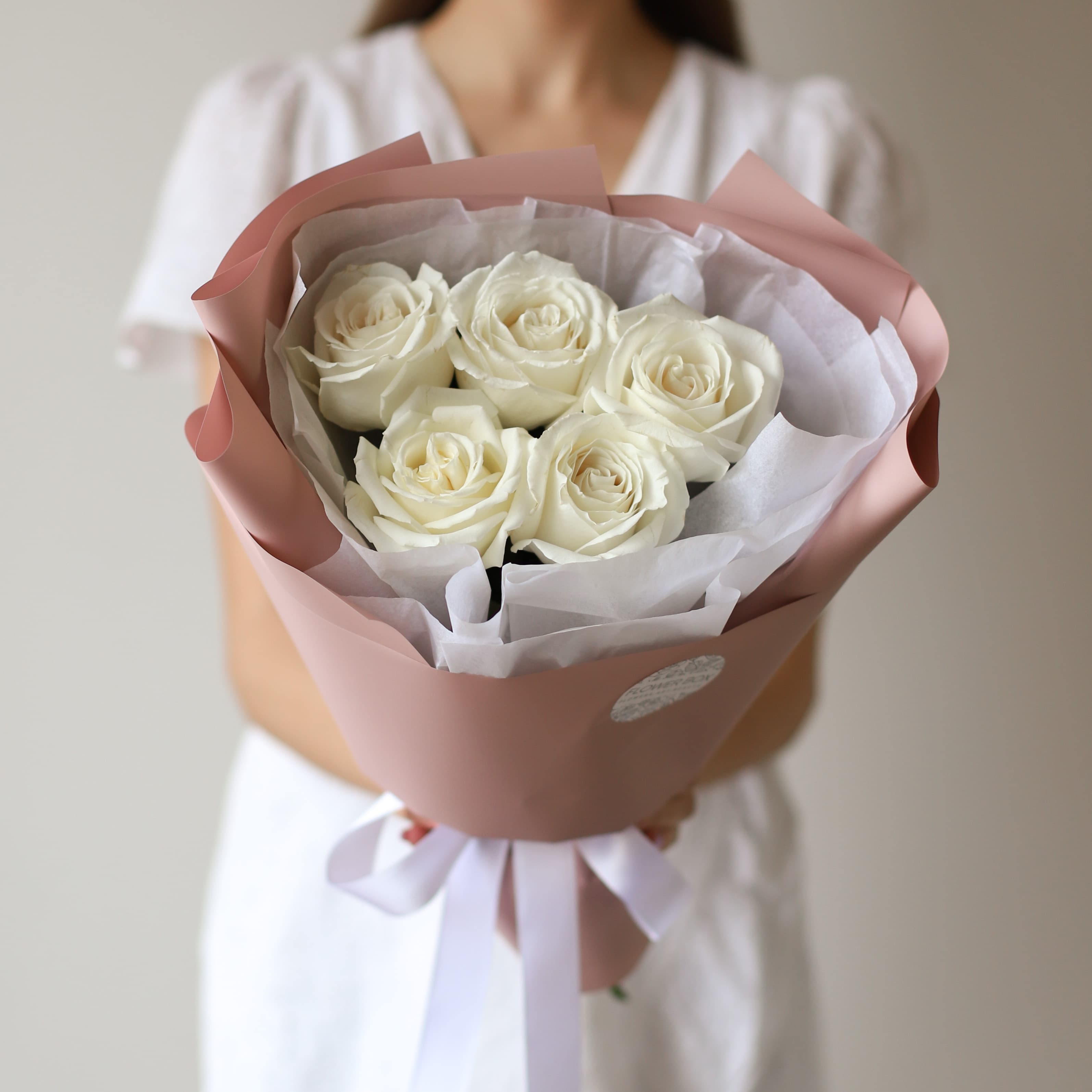 Белые розы в нежном оформлении (5 шт) №1574 - Фото 1