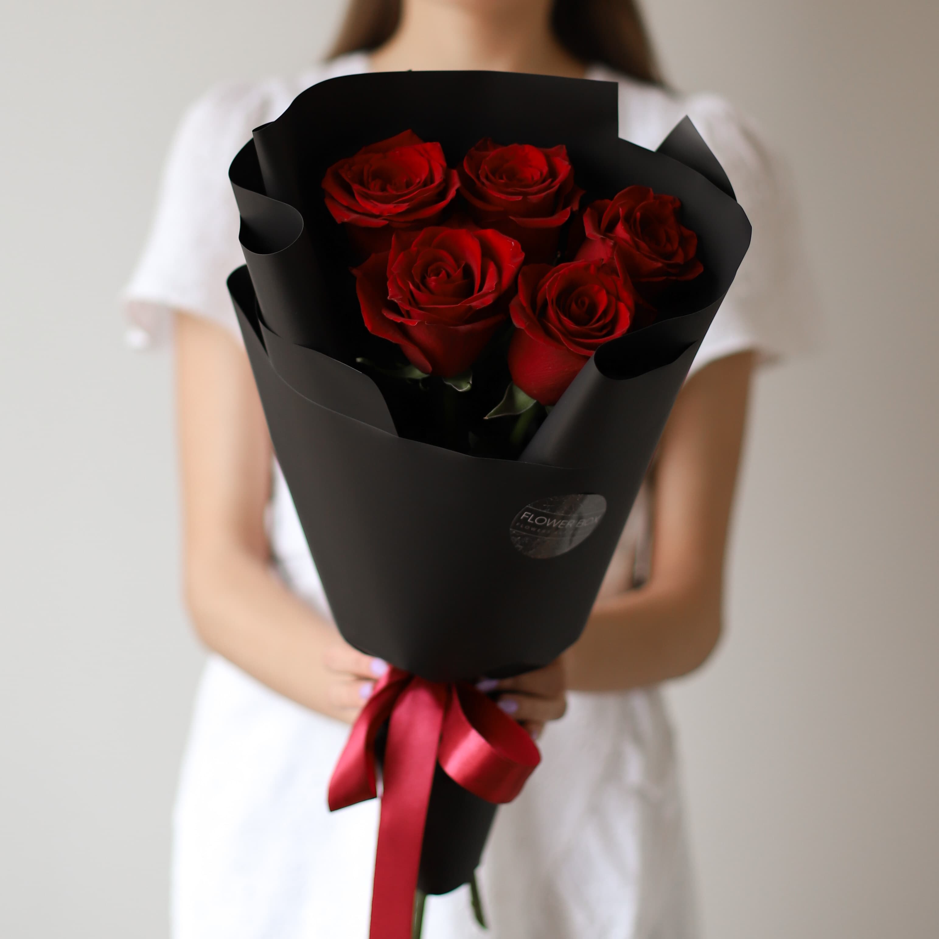 Красные розы в черном оформлении (5 шт) №1575 - Фото 1