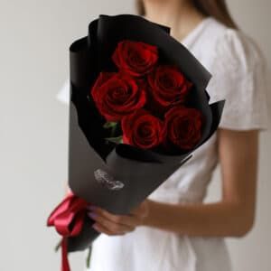 Красные розы в черном оформлении (5 шт) №1575 - Фото 4
