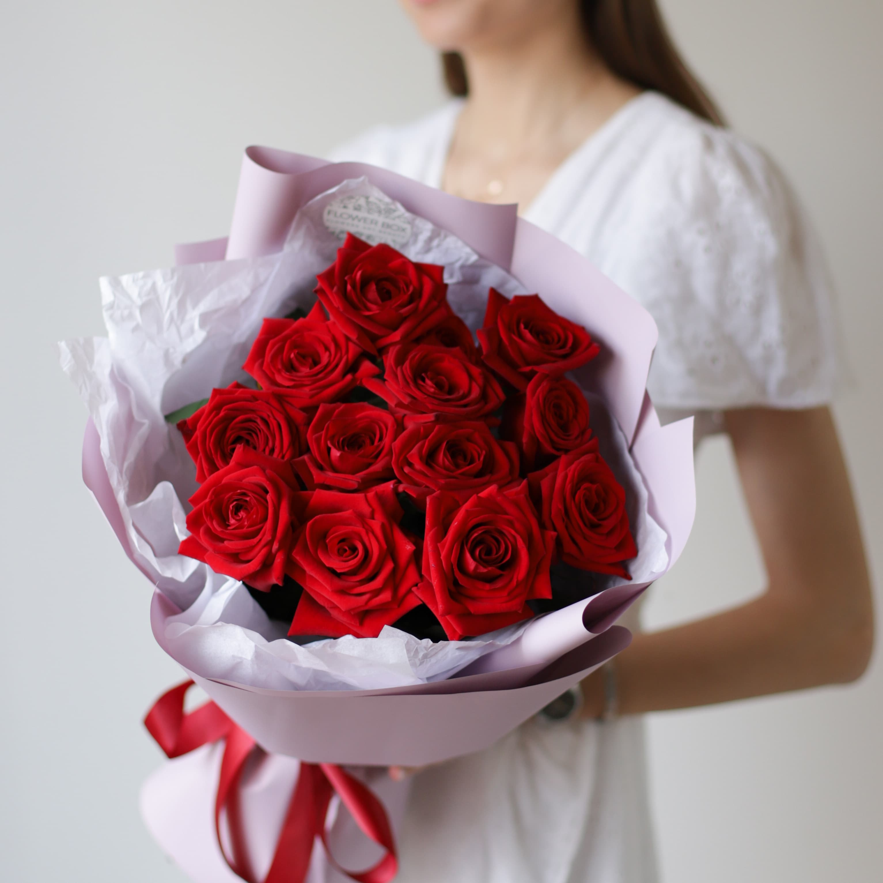 13 роз красного оттенка в лавандовом оформлении №1498 - Фото 1