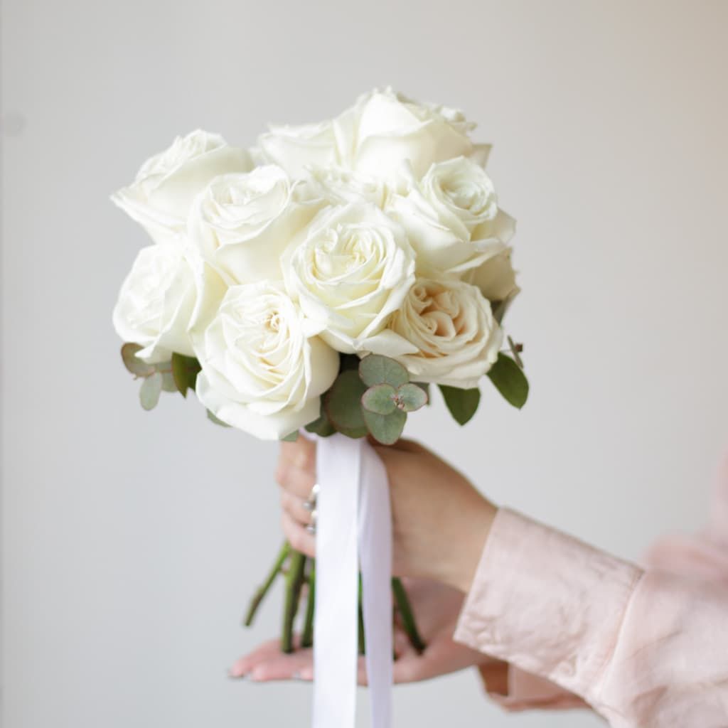 Букет невесты из белых роз и эвкалипта №979 - Фото 7