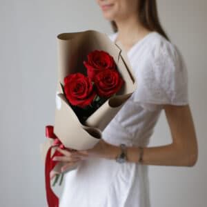 Красные розы в бежевом оформлении (3шт) №1010 - Фото 4