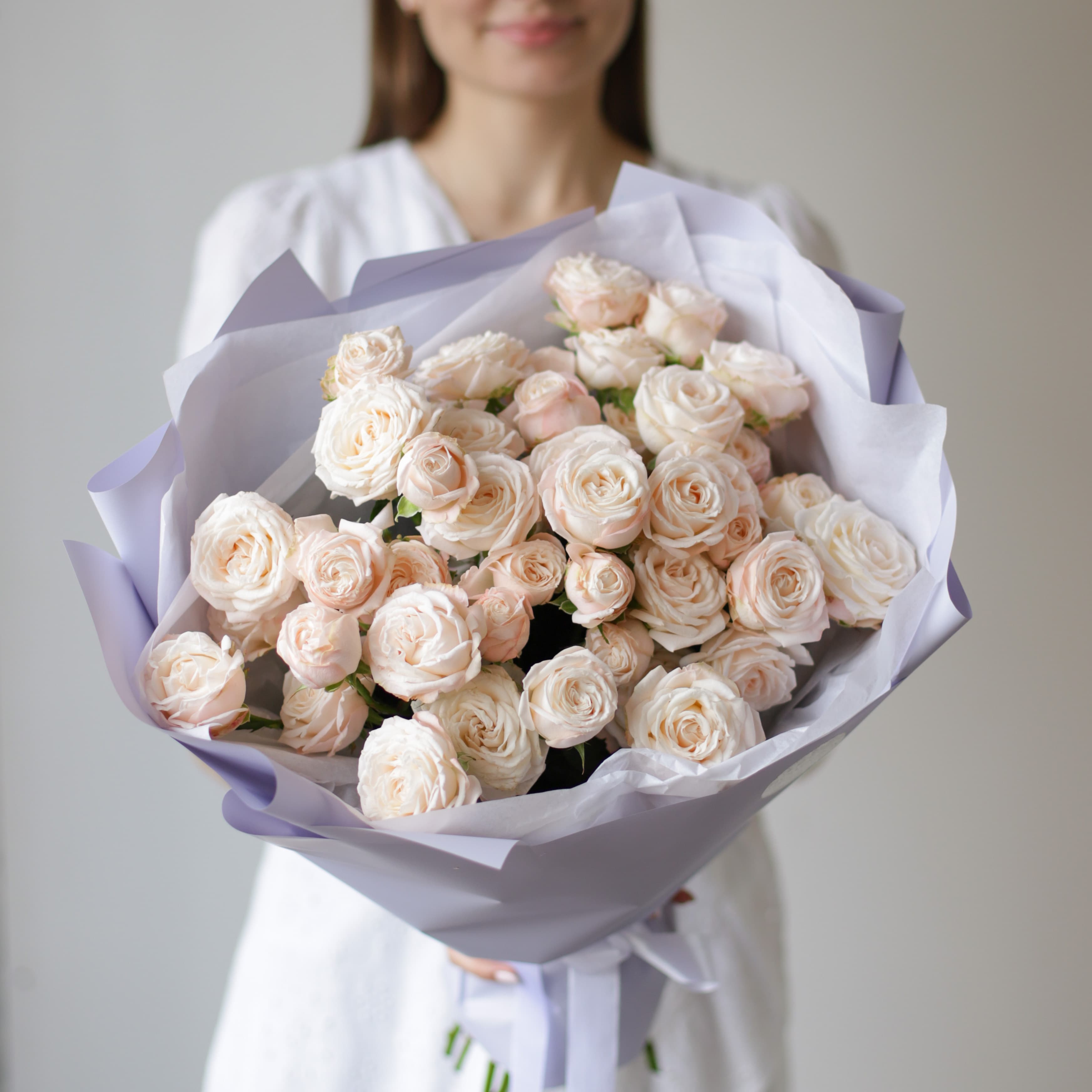 Кустовые пионовидные розы кремового оттенка в лавандовом оформлении №1494 - Фото 1