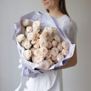 Кустовые пионовидные розы кремового оттенка в лавандовом оформлении №1494 - Фото 4