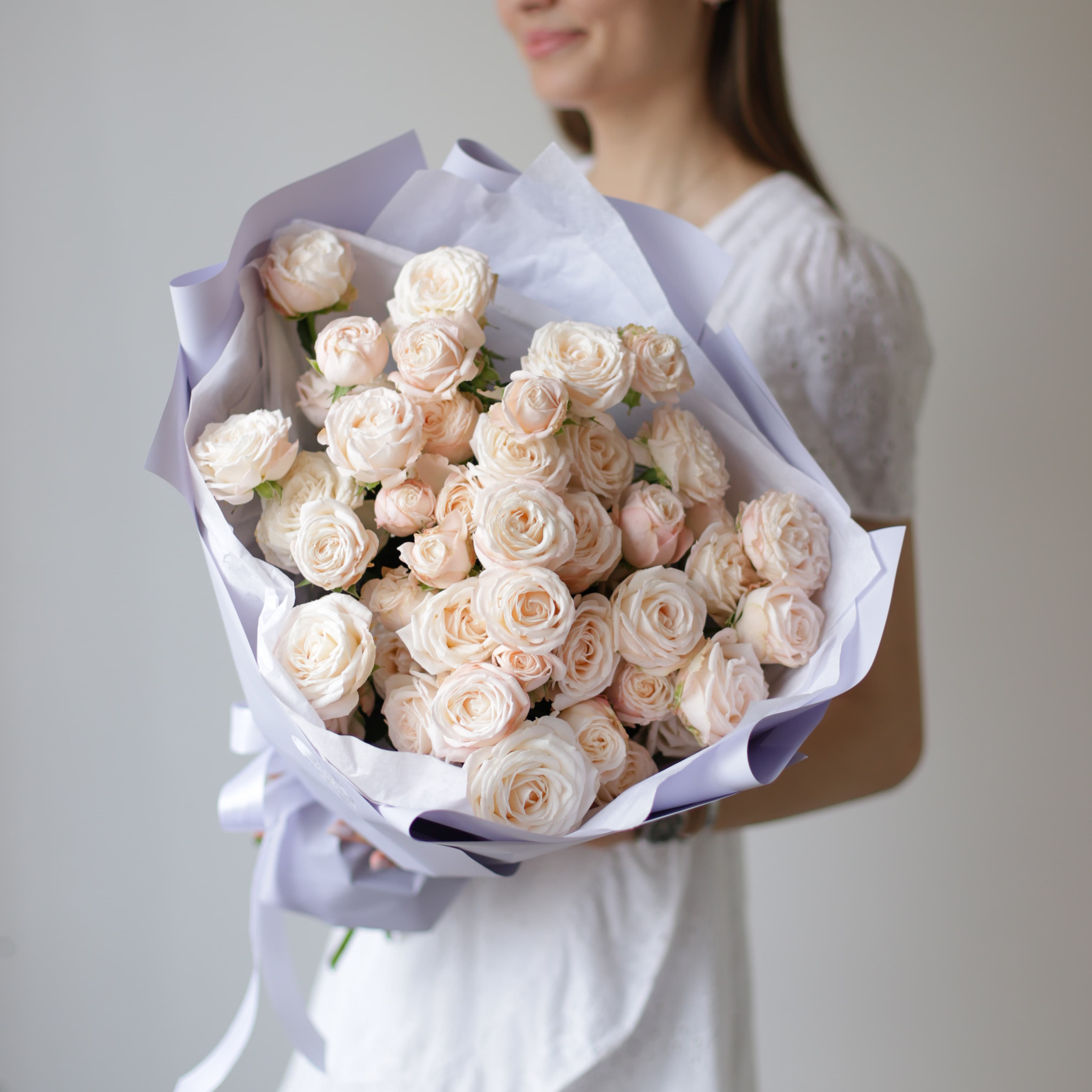Кустовые пионовидные розы кремового оттенка в лавандовом оформлении №1494 - Фото 35