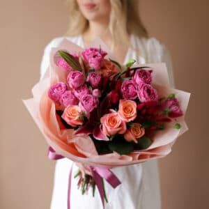 Яркий букет с кустовыми розами и лилией №1783 - Фото 4