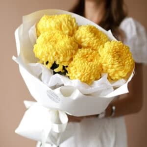 Одноголовые желтые хризантемы в белом оформлении (5 шт) №1635 - Фото 4