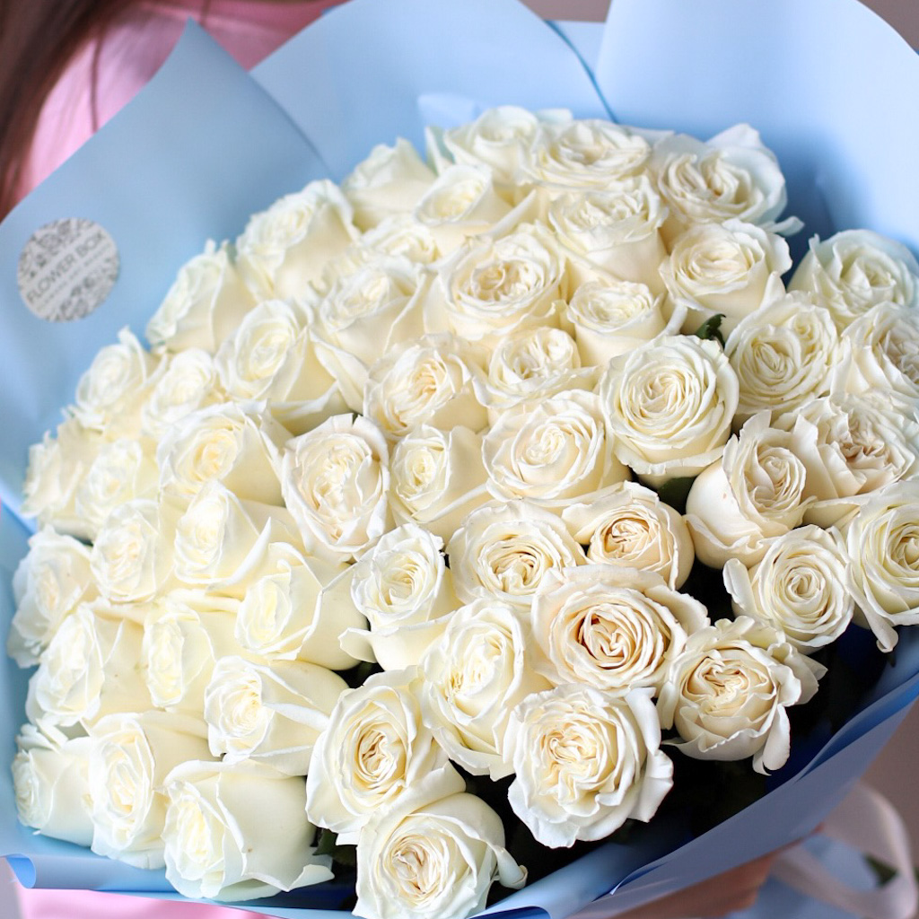 Розы белые в оформлении (51 шт) №1901 - Фото 48
