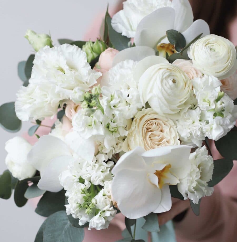 Пышный букет невесты с орхидеей и кустовыми пионовидными розами №1127 - Фото 15