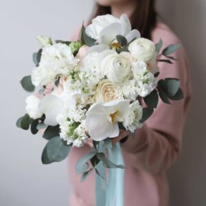 Пышный букет невесты с орхидеей и кустовыми пионовидными розами №1127 - Фото 14